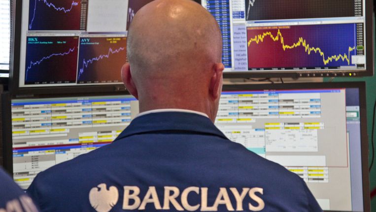 Een beurshandelaar van Barclays houdt de beurskoersen in de gaten Beeld ap