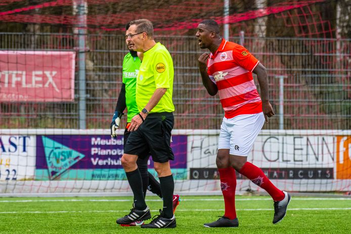 Voormalig FC Twente-speler Douglas, tegenwoordig actief  voor derdeklasser Barbaros, is het duidelijk niet eens met een beslissing van de scheidsrechter in de wedstrijd tegen Avanti. De Hengelose koploper speelde met 1-1 gelijk in Glanerbrug, Douglas zelf scoorde de gelijkmaker.