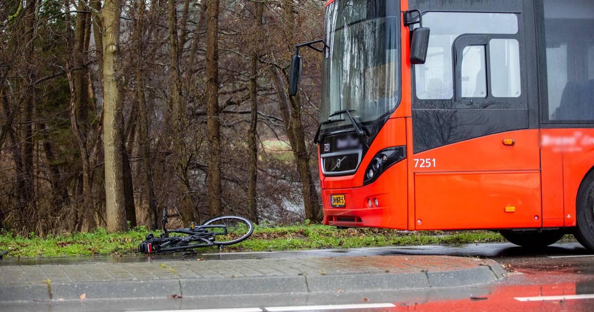 Fietser zwaargewond na aanrijding met lijnbus in Steenbergen.