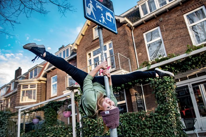 Floortje Anne Geurtjens doet aan 'urban' paaldansen.