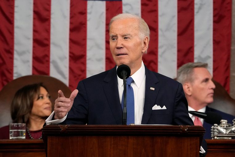 Joe Biden tijdens de State of the Union, met achter hem Kamala Harris en Kevin McCarthy. Beeld via REUTERS