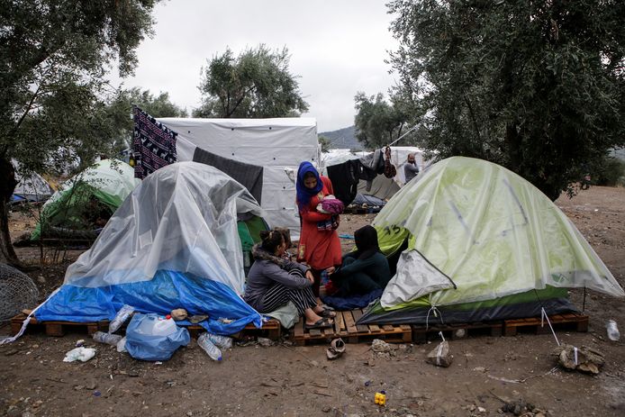 Vrouwen en kinderen leven in tenten in het vluchtelingenkamp Moria op Lesbos.