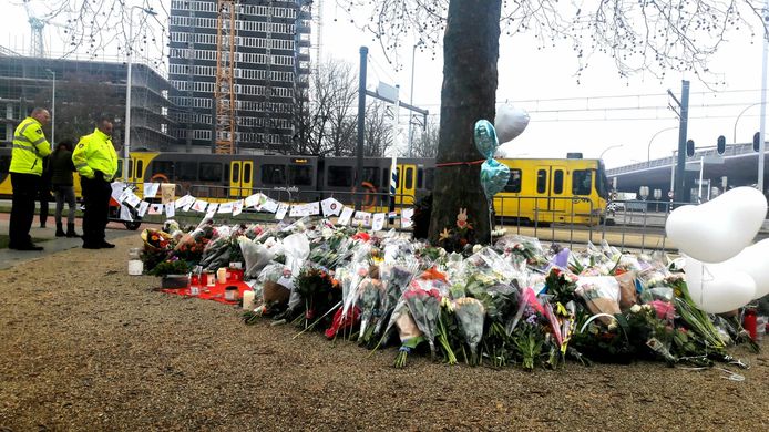 Precies één jaar na de aanslag op het 24 Oktoberplein in Utrecht wordt bij de herinneringsboom een herdenking gehouden.