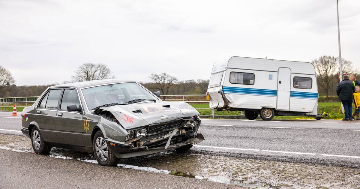 Zeldzame Maserati in de kreukels na botsing met slooprijpe caravan.