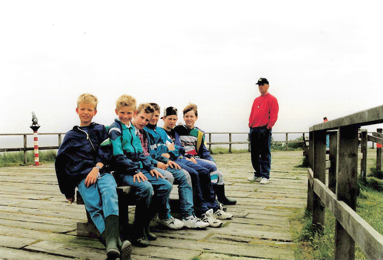 Zes kinderen van O.B.S. Velswijk in 1994 op het uitkijkpunt van natuurgebied ’t Oerd op Ameland, Berend Jan Bockting uiterst rechts, en hun meester Pot. Beeld Berend Jan Bockting