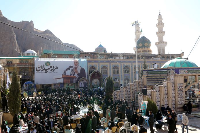 Bezoekers van het graf van de vorig jaar gedode Iraanse generaal Qassem Soleimani (op de poster) in Kerman, Iran. (02/01/2021)