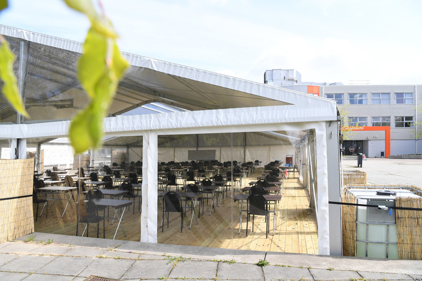 Op het Graaf Engelbrecht in Breda vinden examens plaats in een grote tent die op het schoolplein staat.