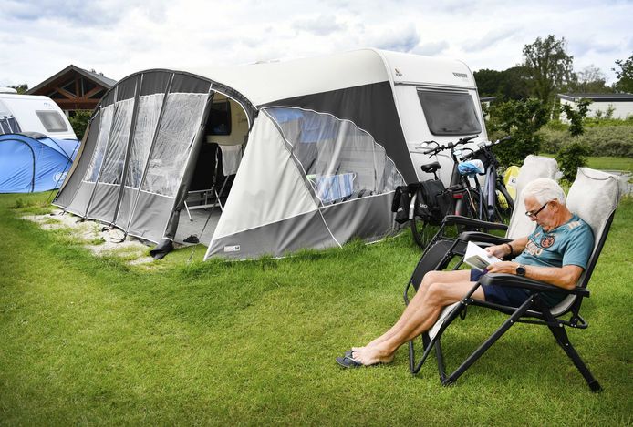 Vakantieganger op het vijfsterren vakantiepark Ackersate. Veel Nederlanders kiezen dit jaar voor een vakantie in eigen land nu de coronacrisis nog niet voorbij is.