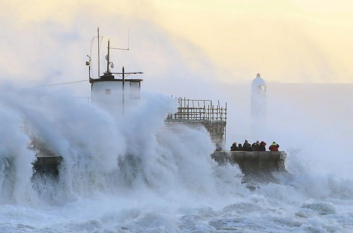 In Wales hield storm Eunice vandaag al flink huis.