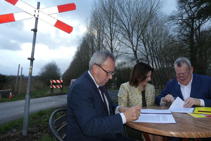 De ondertekening van het koopcontract voor het Duits Lijntje. Een historisch moment. Vlnr: Herman van Wanrooij, Wendy de Wild en Harry van Rooijen.