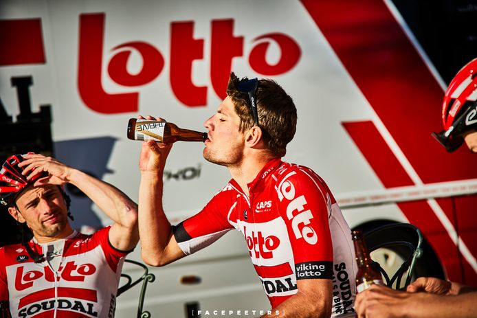 Ook op de recente stage in Spanje slurpten de Lotto-renners gretig van hun flesje 'sportbier’, al lijkt Victor Campenaerts (links) er het zijne van te denken.