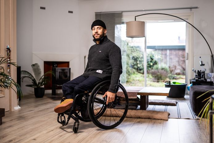 Rolstoelracer Lito ‘Carlos’ Anker thuis in Arnhem. Hij wil eind april minstens tien uur onafgebroken op zijn achterwielen gaan rijden voor twee wereldrecords.