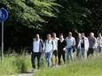 Op de 26e sterfdag van Jack Jersey maakt een groep mannen een bedevaart van Breda naar het graf van de zanger op Zegestede in Roosendaal.
