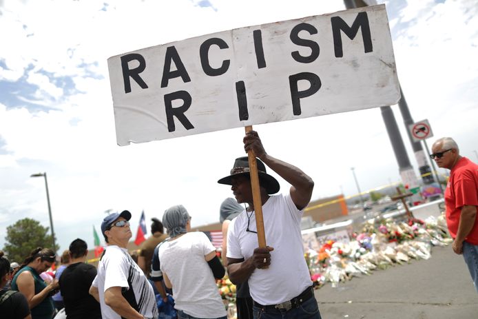 Na het bloedbad, aangericht door een aanhanger van de blanke suprematie, hoopt een betoger in El Paso dat het racisme een snelle dood sterft. Dat lijkt ijdele hoop omdat niet alleen Donald Trump de kaart speelt van racisme. Foto Mario Tama/Getty Images