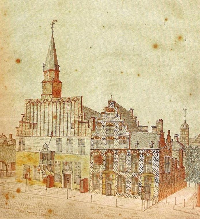 Tekening van het Arnhemse stadhuis in 1790, toen nog met klokkentoren. Het pand rechts naast het stadhuis was een wijnhuis. Vanaf het balkonnetje werden bekendmakingen en besluiten naar de bevolking afgeroepen.