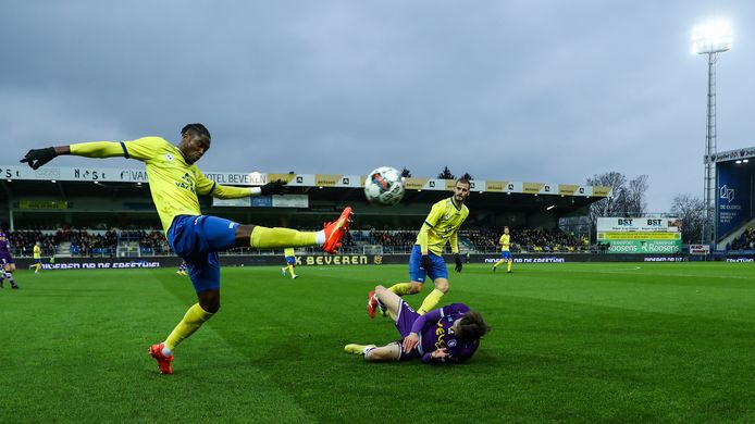 Sheldon Bateau in actie bij SK Beveren.