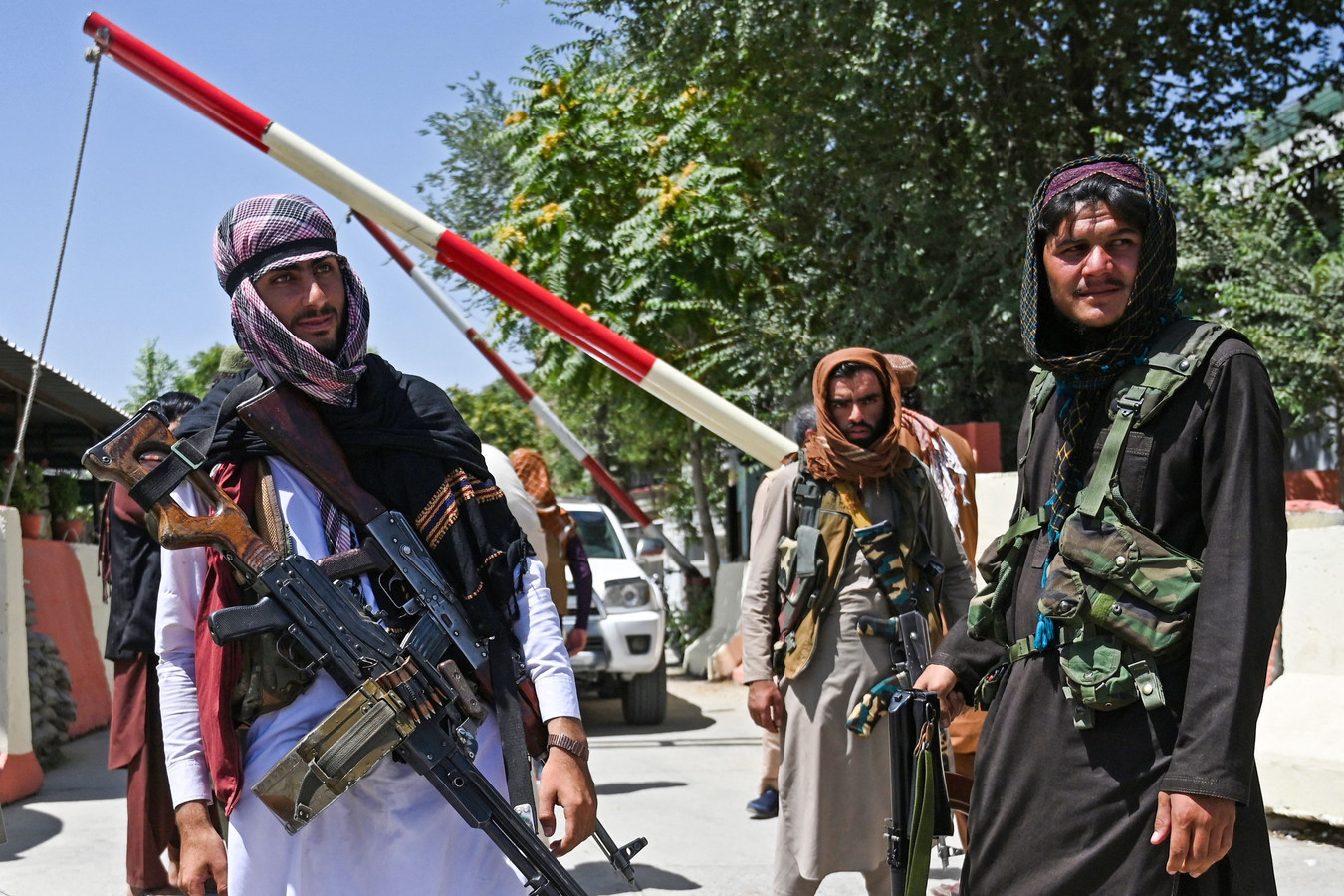 Des combattants talibans montent la garde au bord d'une route près de la place Zanbaq à Kaboul, le 16 août 2021, après une fin étonnamment rapide de la guerre de 20 ans en Afghanistan, alors que des milliers de personnes ont envahi l'aéroport de la ville pour tenter de fuir le régime islamiste dur et redouté du groupe.