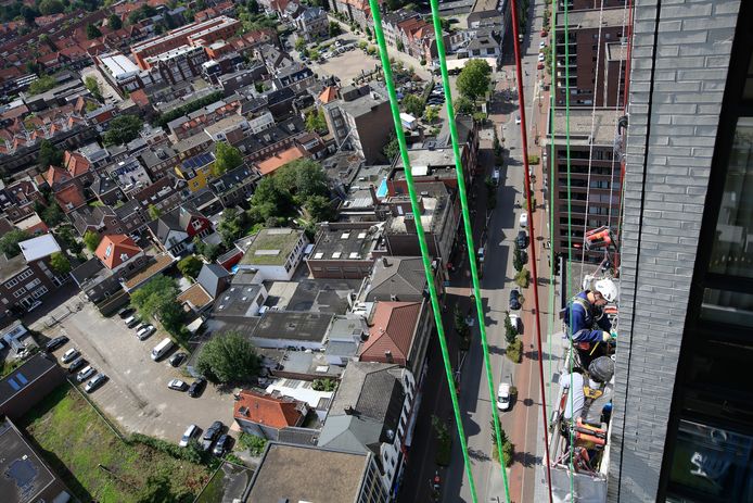 De gevel van woontoren De Regent in Eindhoven wordt voorzien van netten tegen mogelijk vallende stenen.