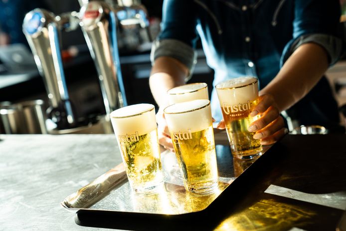Volgens OESO drinkt de Belg gemiddeld 9,2 liter pure alcohol per jaar. 28 procent van de volwassenen geeft zelfs aan zich minstens één keer per maand volledig zat te drinken.