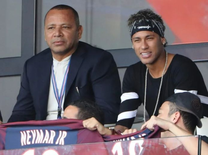 Neymar met Eduardo Musa.