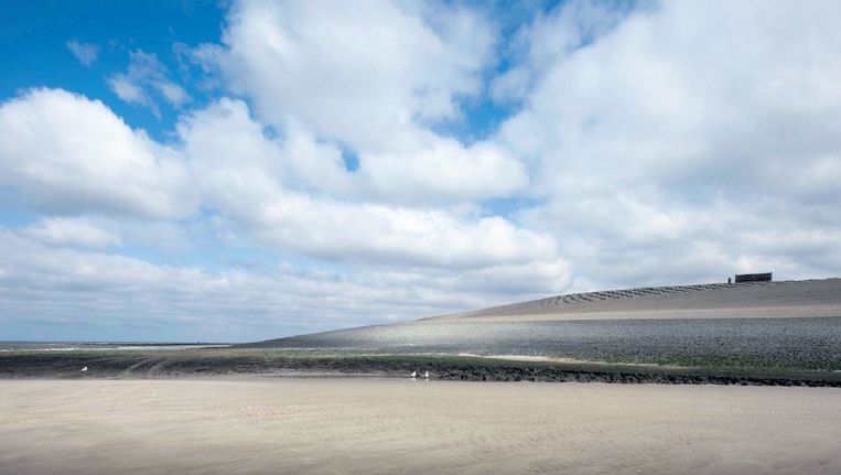 De Hondsbossche Zeewering. In het Jaar van de Ruimte mag iedereen meedenken over de inrichting van Nederland. Is het goed als de kust 'meebeweegt met de dynamiek van het water'? Beeld anp