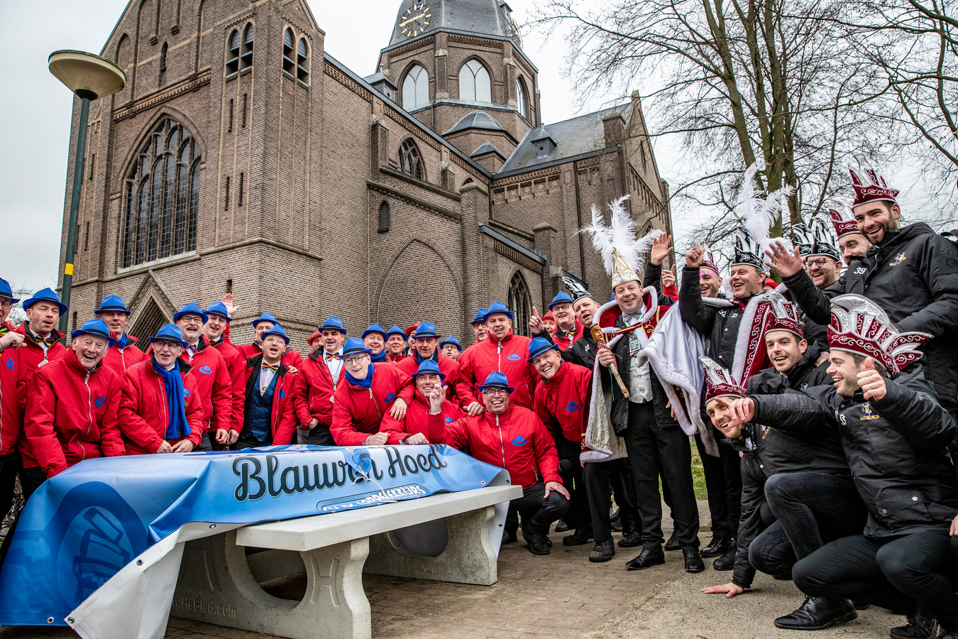 Ongewijzigd Alarmerend Logisch Bont gezelschap van blauwe en rode hoedjes vieren feest, maar zetten  gemeenschap van Hoogeloon voorop | Foto | AD.nl