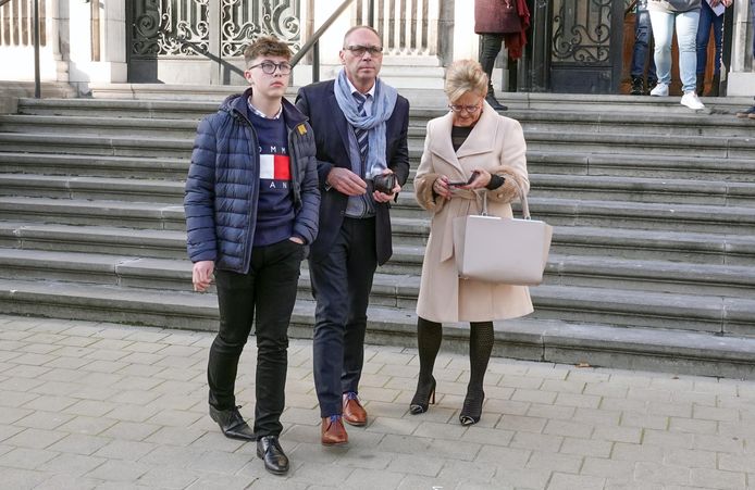 Milan met zijn ouders op de dag van het proces.