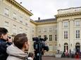 Fotografen maken foto's van de nieuwe ministers op het bordes van paleis Noordeinde.