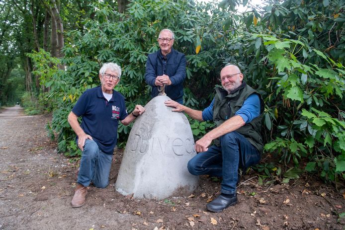 Vrijwilligers van de Oald Helders Noaberschap hebben de markeringsstenen van de oprijlaan van voormalig landgoed Duivecate gerestaureerd. Vanaf links Gerard Eektimmerman, Frits van Buren en Dinand Samsen.