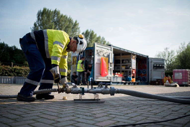 Voorbereidingen voor het gassen van fipronilkippen bij een boerderij in Utrecht. Beeld bram petraeus