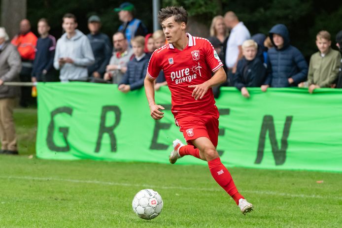 Thijs van Leeuwen moet minuten maken en ervaring opdoen, vindt Jan Streuer, technisch directeur van FC Twente.