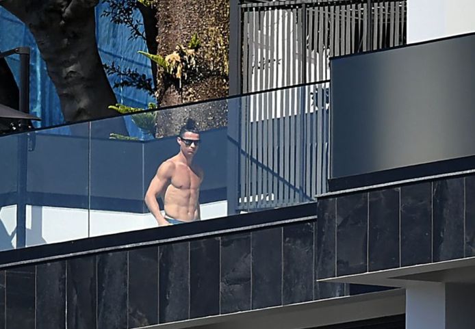 Ronaldo in zijn luxeappartement in Funchal, de hoofdstad van Madeira.