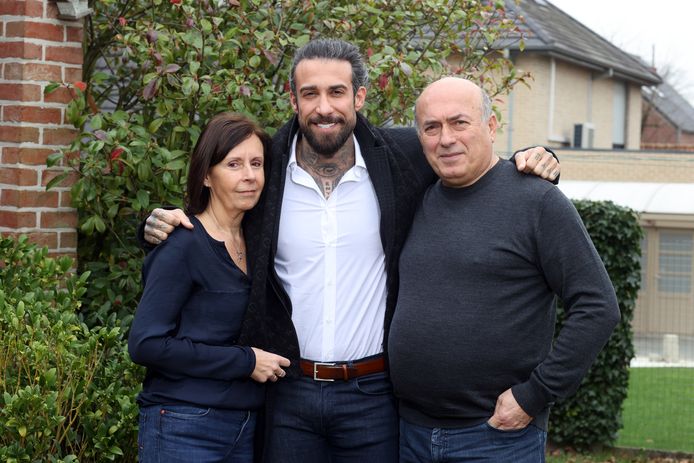 Fabrizio en z'n ouders. In 'Dag Allemaal’ vertelt het trio over hun sterke band en de diepe dalen die ze de voorbije jaren overwonnen hebben.