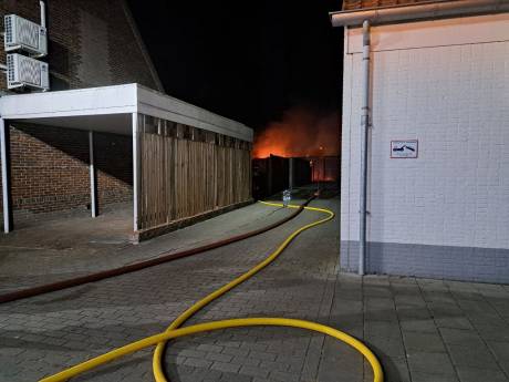 Schade aan groot tuinhuis achter Almelose woning na brand, veel rookontwikkeling