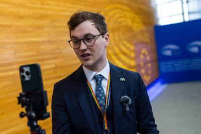 “Ik heb niets verkeerd gedaan”: groene politicus (30) stopt als Europees Parlementslid na beschuldigingen van seksuele intimidatie