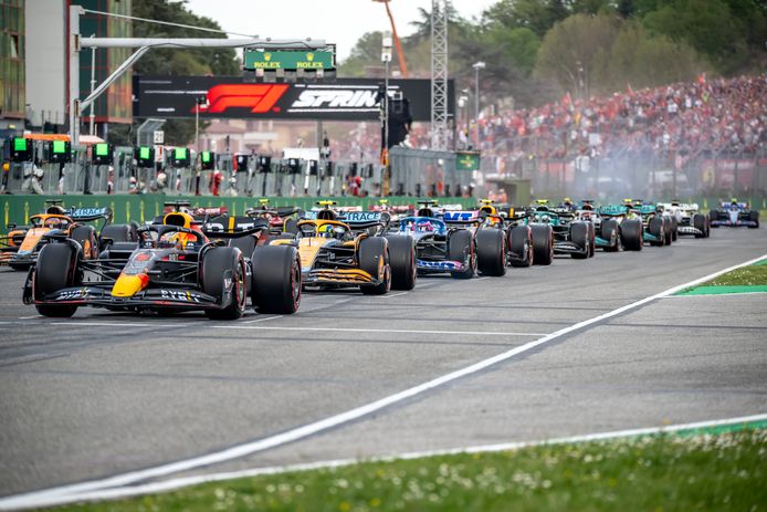 De Formule 1-bolides voor de start van de sprintrace op het circuit van Imola.