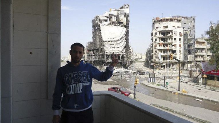 De Syrische activist Abu Mouaz in Homs, eerder deze week. Beeld reuters