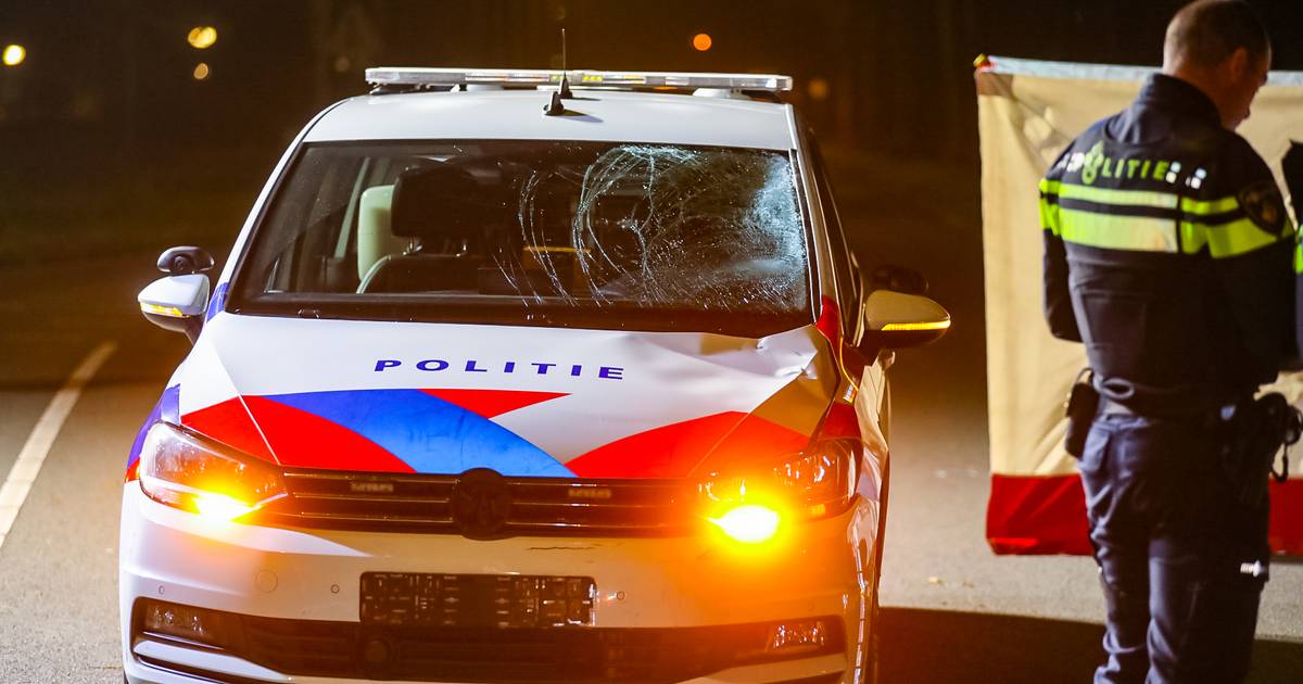 Fietser raakt zwaargewond bij aanrijding met politieauto in Apeldoorn.