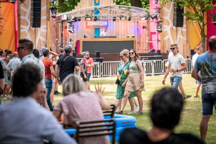 In het sportpark in Uden wordt het festival ZOmerzon gehouden. Mensen genieten in het zonnetje van muziek. Foto: THOMAS SEGERS / Van Assendelft