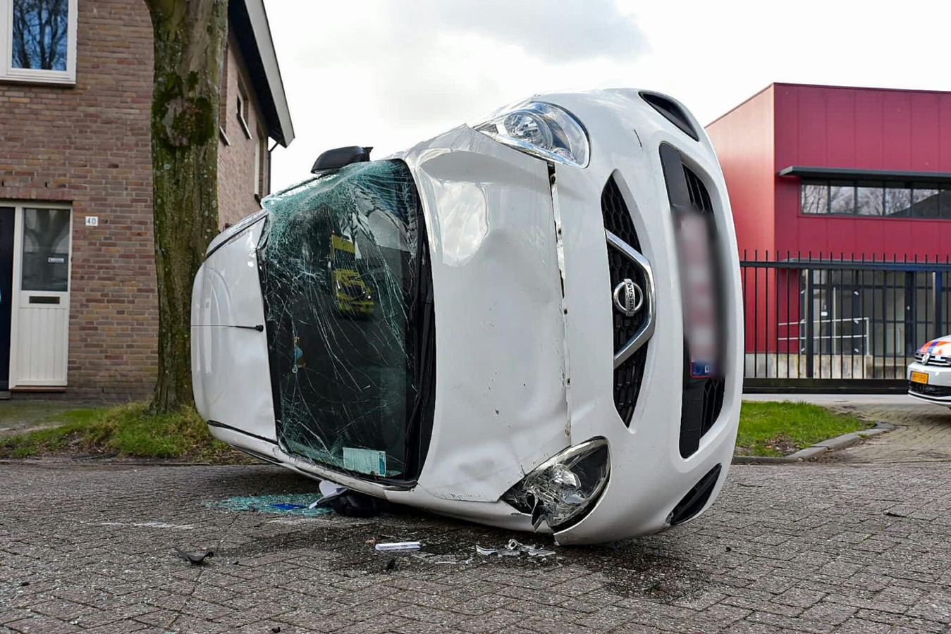 Een auto kwam zaterdagochtend in botsing met een geparkeerd voertuig in de Jules de Beerstraat en eindigde daardoor op z’n kant.