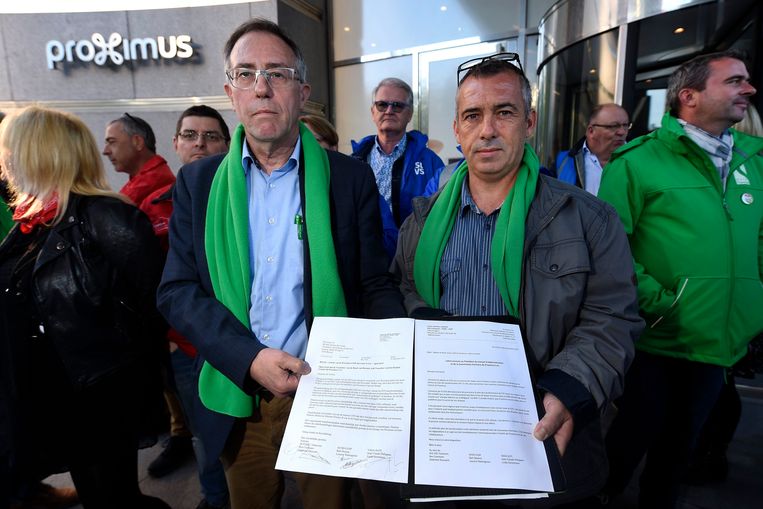 ACV’er Ben Coremans (links) bij de overhandiging van een open brief waarin de vakbonden het onmiddellijke ontslag vragen van Proximus-CEO Dominique Leroy. Beeld Photo News