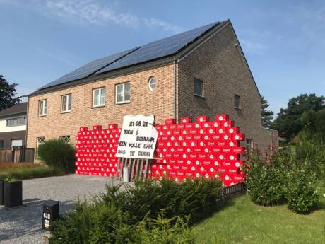 Vriendengroep barricadeert woning van getrouwd stel met honderden kratten bier