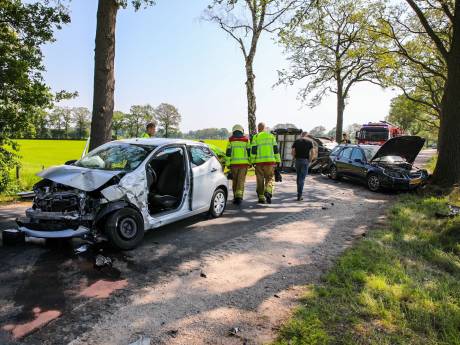 Auto met paardentrailer botst in Laren hard op andere auto, één gewonde naar ziekenhuis