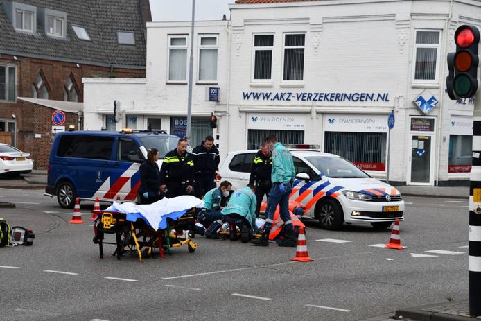 De vrouw lag midden op de kruising.