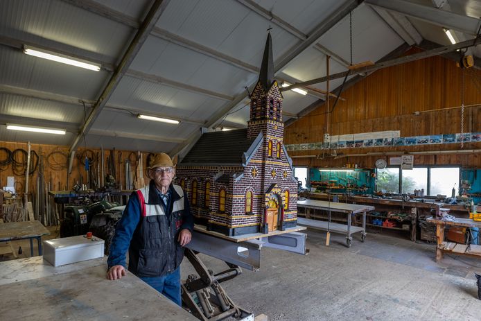 Joop Koers bij zijn versie op schaal van de aula bij de rooms-katholieke begraafplaats in IJsselmuiden.