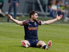Mes op de keel van Vitesse: ‘We balanceren echt al maanden op een dun koord’