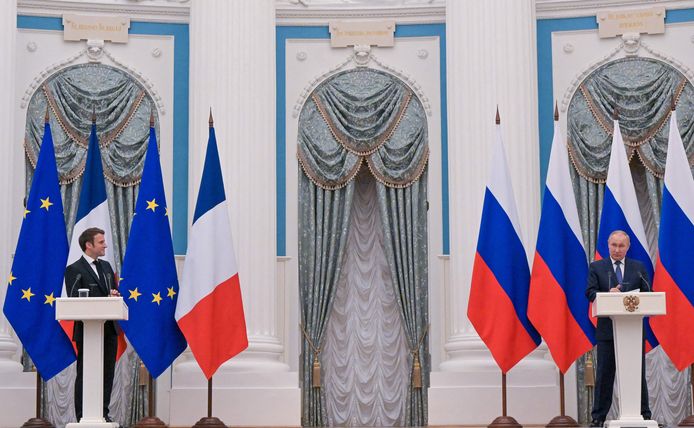 Macron (links) en Poettin tijdens de persconferentie.