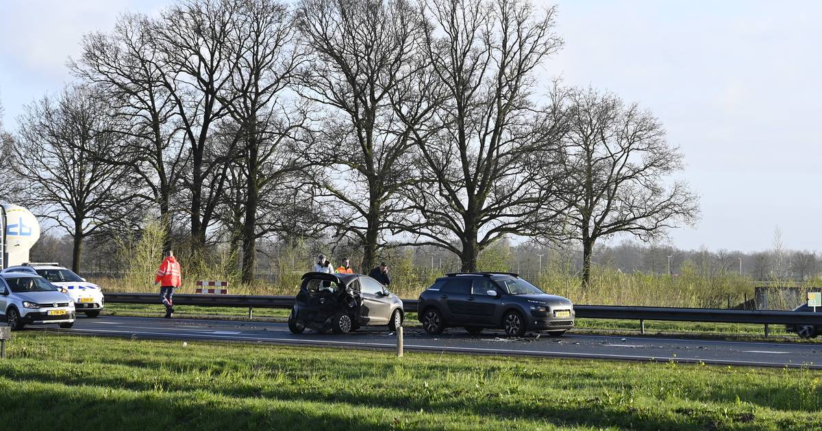 Aanrijding tussen drie autos op de N36 bij Vriezenveen, één persoon naar het ziekenhuis.