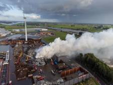 Schroothoop en stapel autowrakken moeten minder hoog bij metaalverwerker uit Kampen na grote brand