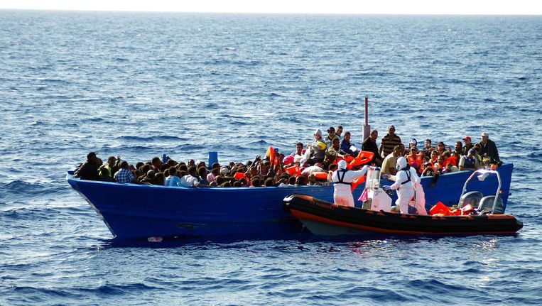Een boot vol vluchtelingen bij de kust van Italië Beeld anp